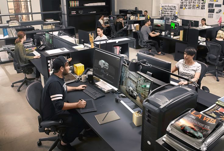 Persona che legge un libro in una stanza tranquilla